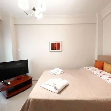 Crimson Suite: 1-Bedroom Apartment In Thessalonique Extérieur photo