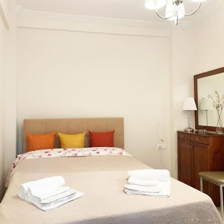 Crimson Suite: 1-Bedroom Apartment In Thessalonique Extérieur photo