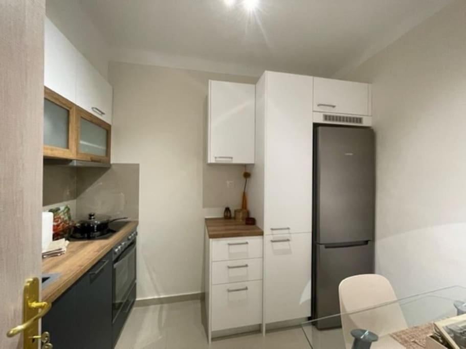 Crimson Suite: 1-Bedroom Apartment In Thessalonique Extérieur photo